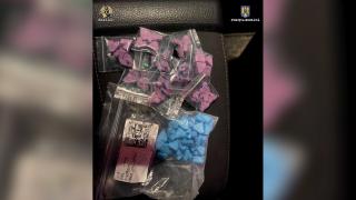 Tânără de 25 de ani, prinsă în flagrant în timp ce vindea 100 de pastile de ecstasy. Aproviziona cu droguri petrecerile din Satu-Mare