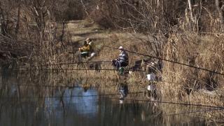 Poveste pescărească de ianuarie. Explicaţia celor rămaşi cu undiţele goale: "Nu e de la vreme"