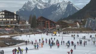 Zăpada, o speranţă pierdută pentru iubitorii sporturilor de iarnă. Cel puţin 12 oameni au murit în Austria încercând să schieze pe pârtii uscate