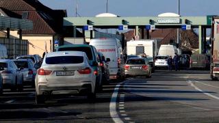 "E destul de greu, eşti printre străini". Românii care trimit în ţară peste 4 miliarde de dolari se întorc la muncă, după sărbătorile petrecute cu familia