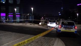 Un tânăr s-ar fi aruncat de la etajul 25 al unei clădiri din Capitală. A luat singur masa la un restaurant din blocul turn şi a ieşit să fumeze