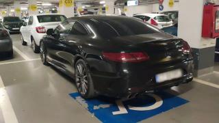 Maşini parcate neregulamentar pe locurile destinate persoanelor cu dizabilităţi, la o zi distanţă după scandalul din Constanţa în care o femeie a fost umilită de Poliţia Locală