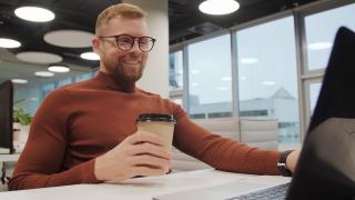 Un român care și-a dat angajatorul în judecată ar putea schimba legea. Ochelarii ar putea fi decontați de firmă