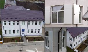 "O nebunie. Le bălăngăne vântul". Școala din Suceava cu uși în loc de obloane, motiv de ironii pe internet