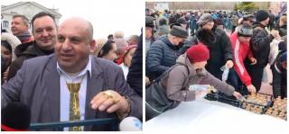 Un bărbat din Iaşi a venit cu cravata de aur la gât pentru a fi sfinţită de Bobotează. La Constanţa, 20 de tineri s-au intrecut pentru crucile din mare