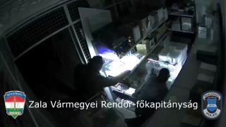 Bandă de hoți români, prinsă cu ajutorul poliţiştilor unguri. Cei 4 au dat spargeri în mai multe țări din Europa. Cum acționau tâlharii