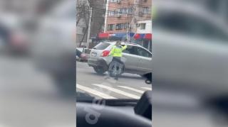 "Dacă o întâlnesc în trafic și dansează lambada, habar nu am ce să fac". O poliţistă care dirija circulaţia în Brăila i-a pus în dificultate pe şoferi