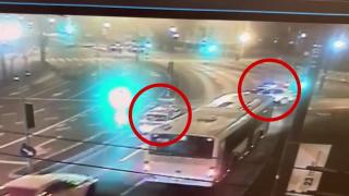 O mașină a Poliției Locale, izbită în plin de un taxi la Timișoara. Accidentul a fost filmat de camerele de supraveghere