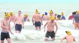 Mii de belgieni s-au aruncat în apele îngheţate ale Mării Nordului. O tradiție veche de Anul Nou a umplut plajele din Ostende