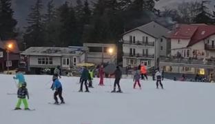 La Straja, administratorii au salvat sezonul cu tunurile de zăpadă. Cât costă o zi de schiat pe pârtiile Constantinescu și Platoul Soarelui