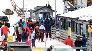 Ultima zi de vacanţă la munte, prima zi de reduceri la cazare. Mii de turişti s-au adunat pe pârtiile de schi din ţară