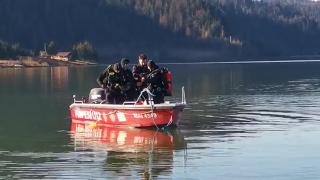 "Băiatul cu care a fost mi-a zis că a încercat să-l tragă, dar s-a panicat". Tânărul dispărut în apele lacului Colibiţa, de negăsit după mai bine de 24 de ore