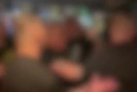 Bătaie într-un bar din Baia Mare, pentru că un petrecăreţ nu a fost lăsat să danseze pe masă. Trei bărbaţi au fost arestaţi