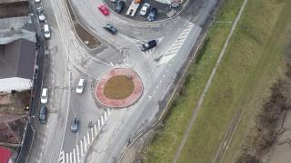 Un sens giratoriu a făcut o intersecție mai periculoasă decât era. O bandă duce peste el și direct în Someș