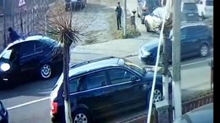 "Un eveniment regretabil pentru toată comunitatea". Bătaie în faţa şcolii, între doi părinţi din Suceava. Scandalul ar fi pornit de la noua învăţătoare a elevilor