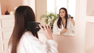 Cum să ne protejăm și îngrijim părul în sezonul rece. Tratamente împotriva căderii acestuia, recomandate de medicul dermatolog