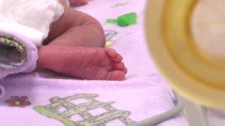 Un bebeluş de şase luni din Olt a murit la doar câteva ore de la externare în braţele părinţilor săi. Medicii nu îşi reproşează nimic