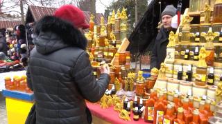 Produsele apicole, tot mai căutate în sezonul virozelor. Medicii trag un semnal de alarmă: "Nu se tratează doar cu siropuri sau tincturi"