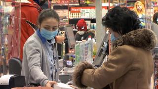 Românii cheltuie aproape tot ce câştigă într-o lună, potrivit INS. Pe ce produse dau cei mai mulţi bani