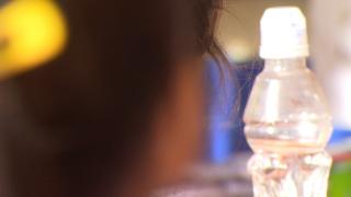 O elevă de 13 ani a fost la un pas să-și omoare colega după o ceartă. I-a pus dezinfectant în sticla de suc