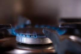 Ieftinirea gazelor pe piețele internaționale nu se vede în facturile românilor. Plătim dublu față de cât plătesc furnizorii