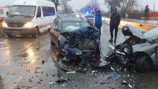 Un şofer teribilist a urcat pe parapet şi a plonjat pe contrasens