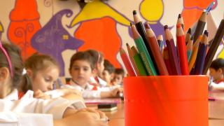 Marea păcăleală cu deducerea lunară de 100 de lei din impozit pentru părinți. Românii rămân de fapt cu 10 lei și multe drumuri de făcut pentru a-i lua