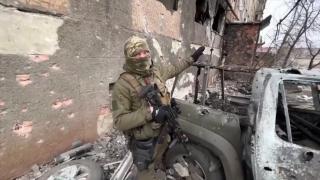 Sute de civili, în mijlocul luptelor din Soledar. Kievul speră că Germania va autoriza trimiterea tancurilor sale pe câmpul de luptă