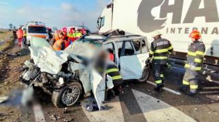 O maşină a intrat pe contrasens şi a izbit în lanţ două TIR-uri. Şoferul autoturismului a murit la spital, în Lugoj