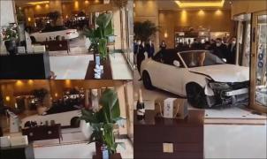 ”A înnebunit!”. Un bărbat a intrat cu mașina în recepția unui hotel din Shanghai, după ce s-a certat cu personalul pentru că laptopul i-a fost furat