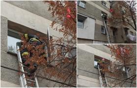 Copil de aproape 2 ani, rămas blocat în casă, după ce mama a coborât să ia un colet din faţa blocului. A fost nevoie de intervenția pompierilor