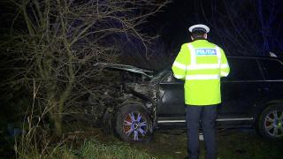 Mort de beat, un bărbat din Târgu Mureş a făcut prăpăd pe şosele. A intrat cu maşina într-un gard, apoi pe contrasens, într-o dubă