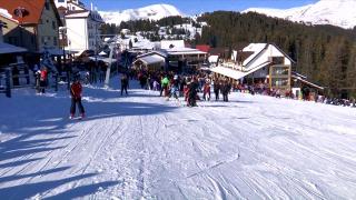 Mii de turiști s-au îngrămădit în stațiunea Rânca. Zăpada de o jumătate de metru i-a scos pe toți pe pârtii