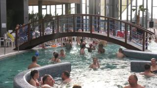 Distracţie în apă termală, la cel mai mare parc acvatic din România. Piscinele, pline cu turiști veniţi din toate colțurile țării