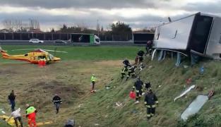 Un autocar cu 52 de români s-a răsturnat pe o autostradă din Italia: 22 de oameni, transportaţi la spital. O victimă, în stare gravă, preluată cu elicopterul