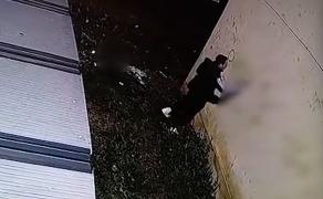 Un bărbat din Piatra-Neamţ, amendat după ce a scris mesaje obscene pe blocul fostei iubite. A fost surprins de camerele de supraveghere