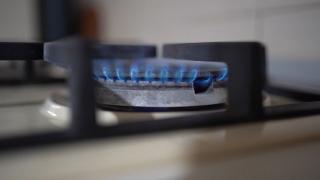 Facturi mai mici la încălzire, cu o condiție. Cât am plăti la o casă de 150 mp, dacă plafonul ar scădea de la 31 la 24 de bani pe kWh