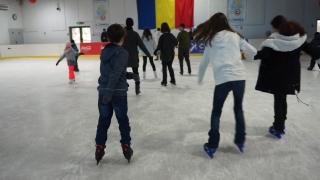 Relaxarea de weekend: Dezamăgiţi de lipsa zăpezii, cei mici sau mari s-au bucurat de o tură pe patinoar