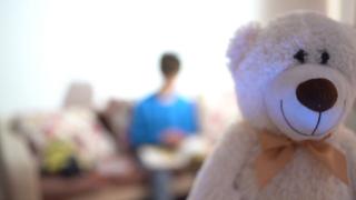 Asistenta socială din Teleorman, acuzată de pedofilie, a profitat de copiii pentru care era terapeut. Timp de 3 ani, i-a filmat în ipostaze indecente