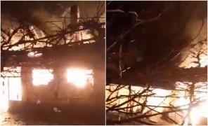 Incendiu devastator în Caraş-Severin. O familie cu patru copii a rămas pe drumuri, după ce gospodăria s-a făcut scrum