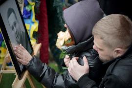 Mihailo, una din victimele atacului din Dnipro, condus pe ultimul drum de sute de persoane. Rușii ar fi folosit o rachetă "ucigașă de portavioane"