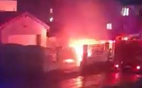 Flăcări uriaşe în curtea unei vile din Chişoda, lângă Timişoara. O maşină a ars ca o torţă, sub privirile neputincioase ale proprietarilor