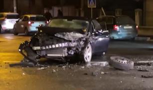 Accident între un microbuz şi o maşină, într-o intersecţie din Sibiu. Patru victime, transportate la spital cu răni grave