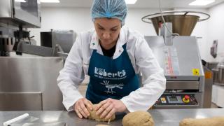 Larva gândacului de bălegar, bună de mâncat. E a patra insectă declarată sigură pentru consumul uman