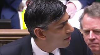 Premierul britanic Rishi Sunak, surprins fără centură de siguranţă în timp ce mergea cu maşina. "A fost o eroare de judecată"