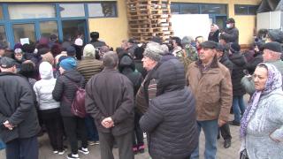 Persoane cu handicap, la coada umilinţei pentru pachete cu ajutoare de la UE: "E bătaie de joc". Ce conţin cutiile de 25 kg