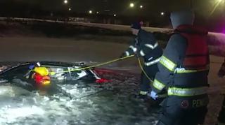 O femeie din SUA, salvată la limită din maşina căzută în iaz. A pierdut controlul volanului în timpul unei furtuni de zăpadă