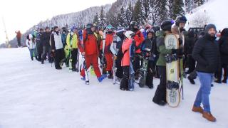 Minivacanţa de Ziua Unirii duce aglomeraţia la munte. Mii de turiști vor să profite de zăpada căzută în ultimele zile