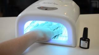 Lămpile UV, folosite în saloanele de manichiură, pot modifica ADN-ul: "Pot fi periculoase dacă expunerea e mai lungă de 10 minute pentru fiecare mână"