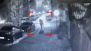 Tânără din Petroşani, violată de un bărbat de 40 de ani. Agresorul a fost filmat cum o ameninţă cu cuţitul şi o duce într-o zonă ferită